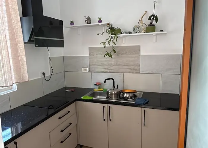 Zeqaj בית הארחה 3*